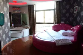 疑信息泄露！一女子住酒店，半夜被电话骚扰，还被敲开了房门图片