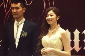 37岁王仕鹏近况！退役专注解说，今成大学教授，海归娇妻身材曼妙图片