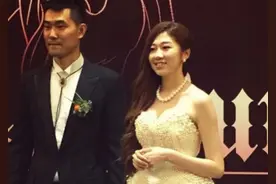 37岁王仕鹏近况！退役专注解说，今成大学教授，海归娇妻身材曼妙图片
