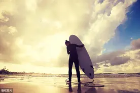 长江《后浪》推前浪，后浪虐前浪，前浪被后浪拍死在沙滩上图片