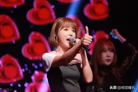 洪真英身穿开叉裙深情演唱，清新短发甜美可爱图片