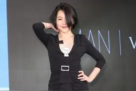小S不愧是时尚达人，穿黑色短裙配露脚黑丝袜，波波头挺有时髦感图片