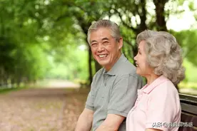 一位73岁二婚爷爷笑称：我用家产换得“美人归”，无悔图片