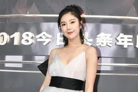 “宅男女神”赵奕欢，穿吊带礼服秀事业线，“多肉身材”也很美图片