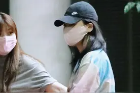 马思纯现身机场，一路助理搀扶情态不稳？穿搭简单很随性图片