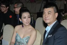 秦海璐难逃“幸福胖”，穿抹胸裙秀丰盈身材，王新军满脸宠溺图片