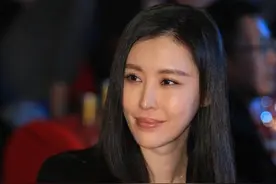 39岁田朴珺太敢穿，深V配上“高开叉”，不愧是王石的女人图片