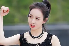 宋茜身穿黑色蕾丝针织背心，搭配烟灰色牛仔裤，清新迷人图片