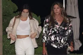 超模肯豆和变性老爸出街，高腰小衫配直筒裤太飒了！这身材绝了图片