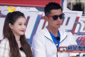 张继科综艺上发飙！怒摔麦克风引争议，曾多次在比赛中摔拍又撕衣图片