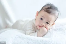 宝宝吃手真的不用管吗？这些情况要重视，或暗示娃心理发育有问题图片