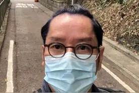 老当益壮！70岁谭咏麟晒爬山近照似小伙，扎满头小辫被赞时髦图片