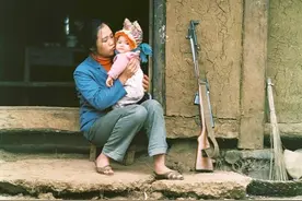 越战女兵：战斗力并不比男兵弱，图9全身挂满手雷和敌人同归于尽图片