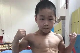 杭州7岁半男童练出8块腹肌，2岁就能单臂悬吊，破皮出血都能忍图片
