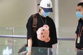 李宇春的人气一直很高，现身机场粉丝围后，小熊短袖很抢镜图片