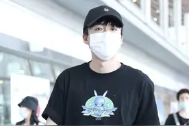 刘宇宁穿搭黑色T配破洞裤现身，人气旺获粉丝欢送图片