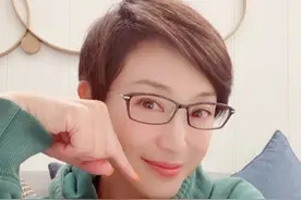 53岁港姐陈法蓉被隔离？晒照暗藏亮点，此前与蔡少芬亲吻好亲密图片
