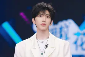 蔡徐坤白色西装亮相《青2》，简单廓形设计，少年感赛高图片