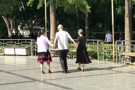北京大爷跳起了广场舞，左右手各牵舞伴，幸福生活看了让人羡慕图片