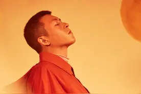 40岁陈冠希素颜登封面，异度空间成熟型男，寸头干练帅气魅力依旧图片