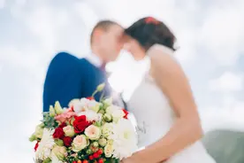 婚礼上，新娘扔到人群中的手捧花竟是为了防止抢婚？图片