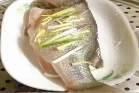 清蒸鱼不放食盐不放料酒，教你正确做法，鱼肉鲜香嫩滑无腥味图片
