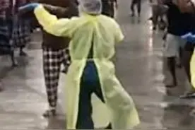 方舱医院广场舞出现新加坡版！医护人员带领客工跳舞图片