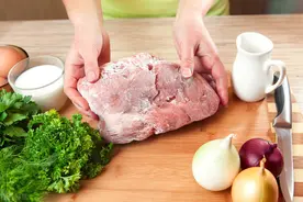 冰箱里的冻肉，拿出不可直接水泡！教你3招，吃起来和鲜肉一样图片