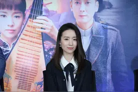 年近40的董洁 坐姿优雅 无拘无束、真实自然图片