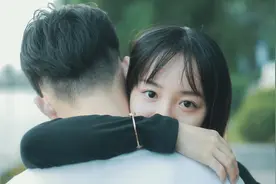 男生为什么要摸女生的下巴？无意还是有意？图片