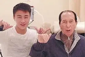 何猷君解释不买私人飞机并不是因为穷，而是与妈妈有关被嘲妈宝男图片