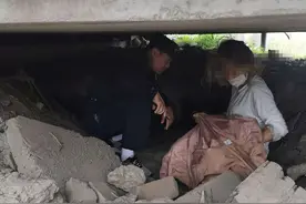 清晨，扬州一大桥桥缝里传出奇怪声音，清洁工吓得报警图片