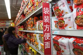 是智商税吗？为什么桶装泡面比袋装贵那么多？图片