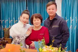 朱军妻子罕见秀恩爱，结婚30年仍然美艳，56岁朱军憔悴似老头图片