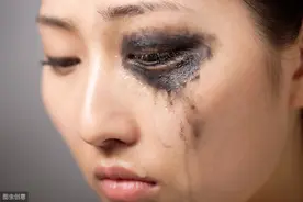 种草睫毛增长液？小心！可能会变成“熊猫眼”图片