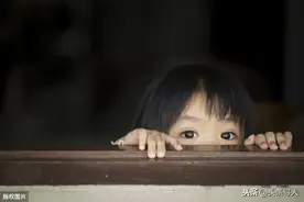 8岁女孩只剩下姥爷一个亲人，烟台好心人得知后为她送去新衣：她姥爷只会给她煮方便面图片