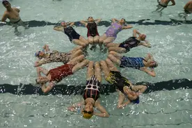 不会游泳的人失足落水后，如何自救？图片