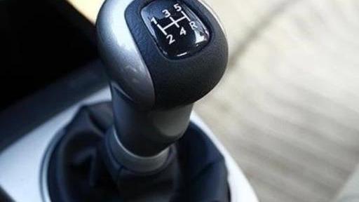 汽车上坡和下坡都用几档，怎么挂档最合适？老司机给了答案！