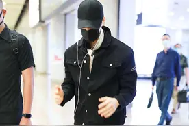 酷盖！王子异穿全黑look帅出新高度，两手插兜前行似霸道总裁图片