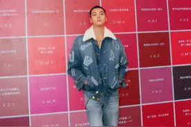 陈伟霆：一身牛仔外套超有型，帅气扑面而来，超级男人味！图片