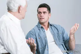 父亲教育儿子买车的故事，教会了他许多人生道理，值得父母学习图片