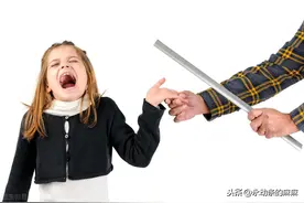 “孩子调皮打一顿就好了”你抡起棍子时，可曾看见孩子眼里的恐惧图片