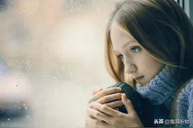 女孩，我在你的城市里独自一人还在爱着你，但我不伤心图片