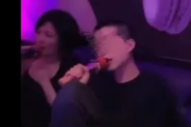 王菲与男友人K歌，见人拍紧捂胸口防走光，好友中无谢霆锋身影图片