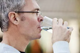 年纪越大，越该好好喝水！缺水对身体危害太大了图片