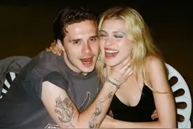 贝克汉姆儿子儿媳交杯酒秀恩爱，互相掐脖逗着玩，准儿媳身材火辣图片