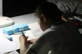 “这种作业没意义”，儿子熬夜写作业到凌晨，父亲怒撕作业本图片