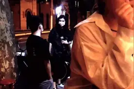 奚梦瑶携夫吃路边摊，黑裙白鞋搭配很随意，穿衣毫不像“阔太”图片
