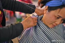 南宁街头现壮族传统“修面”美容，众多女士争相体验图片