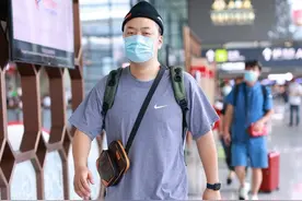 杜海涛灰色短袖搭配橙色短裤，头戴针织帽超可爱图片